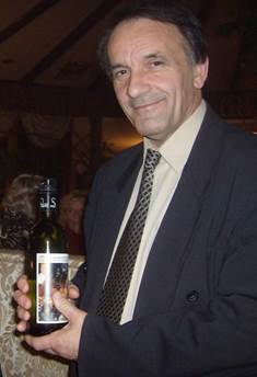 Beschreibung: Beschreibung: Beschreibung: Beschreibung: Beschreibung: 20081127_1352_Ganslessen_Sascha-praesentiert-den-Schachfreundwein