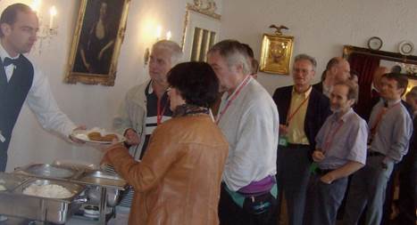Beschreibung: Beschreibung: Beschreibung: Beschreibung: Beschreibung: 20081012_Sechste-Kaffeehausolympiade-und-Schlossturnier-am-Cobenzl_1178_Gro�er-Andrang-am-Buffet