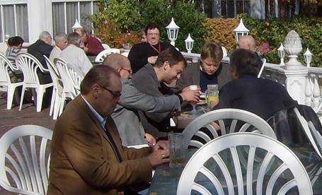 Beschreibung: Beschreibung: Beschreibung: Beschreibung: Beschreibung: 20081012_Sechste-Kaffeehausolympiade-und-Schlossturnier-am-Cobenzl_1181_Mittagessen-auf-der-Terrasse