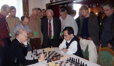 Beschreibung: Beschreibung: Beschreibung: Beschreibung: Beschreibung: 20081012_Sechste-Kaffeehausolympiade-und-Schlossturnier-am-Cobenzl_1213_Viele-Kiebitze-bei-Ruzicska-vs-Liu-Yongde