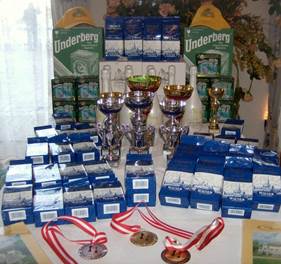Beschreibung: Beschreibung: Beschreibung: Beschreibung: Beschreibung: 20081012_Sechste-Kaffeehausolympiade-und-Schlossturnier-am-Cobenzl_1223_Der-Gabentisch