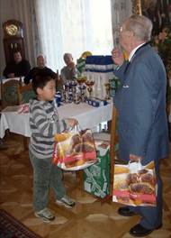Beschreibung: Beschreibung: Beschreibung: Beschreibung: Beschreibung: 20081012_Sechste-Kaffeehausolympiade-und-Schlossturnier-am-Cobenzl_1228_Chang-hilft--mit