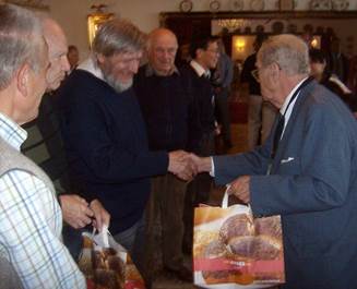 Beschreibung: Beschreibung: Beschreibung: Beschreibung: Beschreibung: 20081012_Sechste-Kaffeehausolympiade-und-Schlossturnier-am-Cobenzl_1229_Siegerehrung