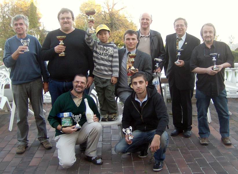 Beschreibung: Beschreibung: Beschreibung: Beschreibung: Beschreibung: 20081012_Sechste-Kaffeehausolympiade-und-Schlossturnier-am-Cobenzl_1236_Siegerfoto
