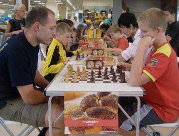 Beschreibung: Beschreibung: Beschreibung: Beschreibung: Beschreibung: 20080829-30_Ferdinand-er�ffnet-im-StadionCenter_1031_Full-House