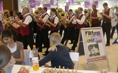 Beschreibung: Beschreibung: Beschreibung: Beschreibung: Beschreibung: 20080829-30_Ferdinand-er�ffnet-im-StadionCenter_1036_Auf-spielt-die-Musik